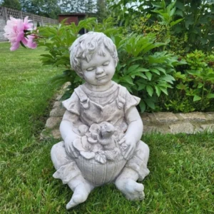 Figura dziewczynka z koszykiem