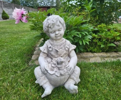 Figura dziewczynka z koszykiem